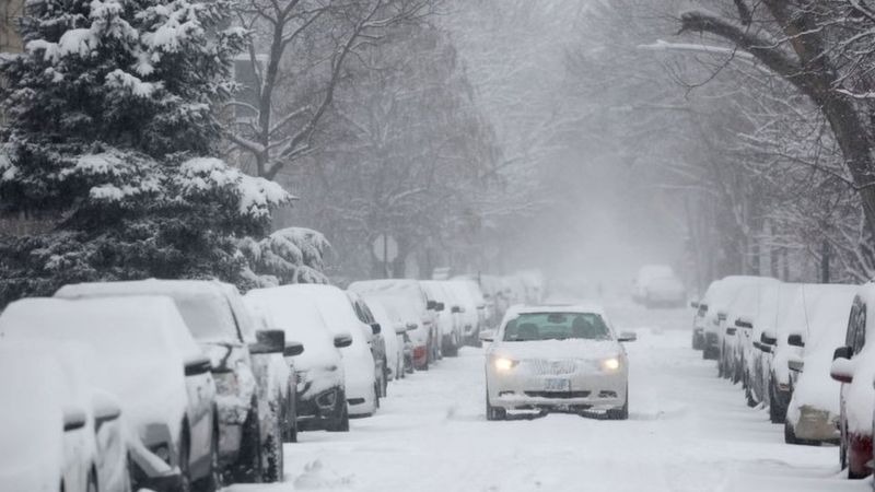 Getty Images يتوقع أن تجلب العاصفة ظروفا صعبة بسبب شدة الرياح والثلوج ستعيق المواصلات