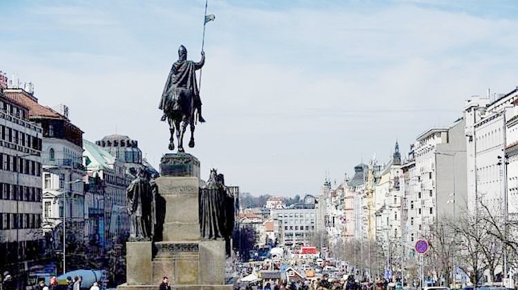 تم تصوير تمثال القديس وينسيسلاس بينما يسير الناس في منطقة المشاة في ساحة وينسيسلاس في براغ