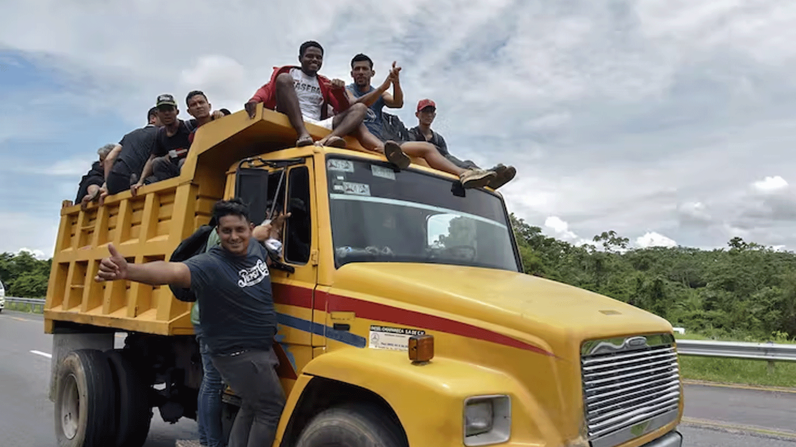  مهاجرون من أميركا اللاتينية يعبرون المكسيك في قافلة متوجهة إلى الولايات المتحدة