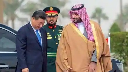 ولي العهد السعودي الأمير محمد بن سلمان مستقبلًا الرئيس الصيني شي جينبينغ في الرياض في 8 ديسمبر 2022