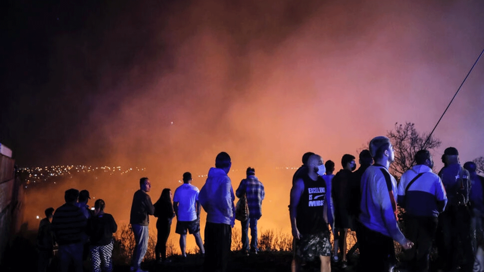 مواطنون يشاهدون حريقًا مشتعلًا في فينا ديل مار، تشيلي في 23 كانون الأول\ ديسمبر 2022
