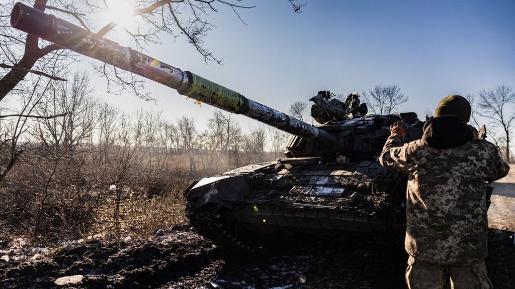 جنود أوكرانيون يحركون دبابة خلال محاولتهم إصلاح مسار، في منطقة دونيتسك شرق أوكرانيا في 19 ديسمبر 2022