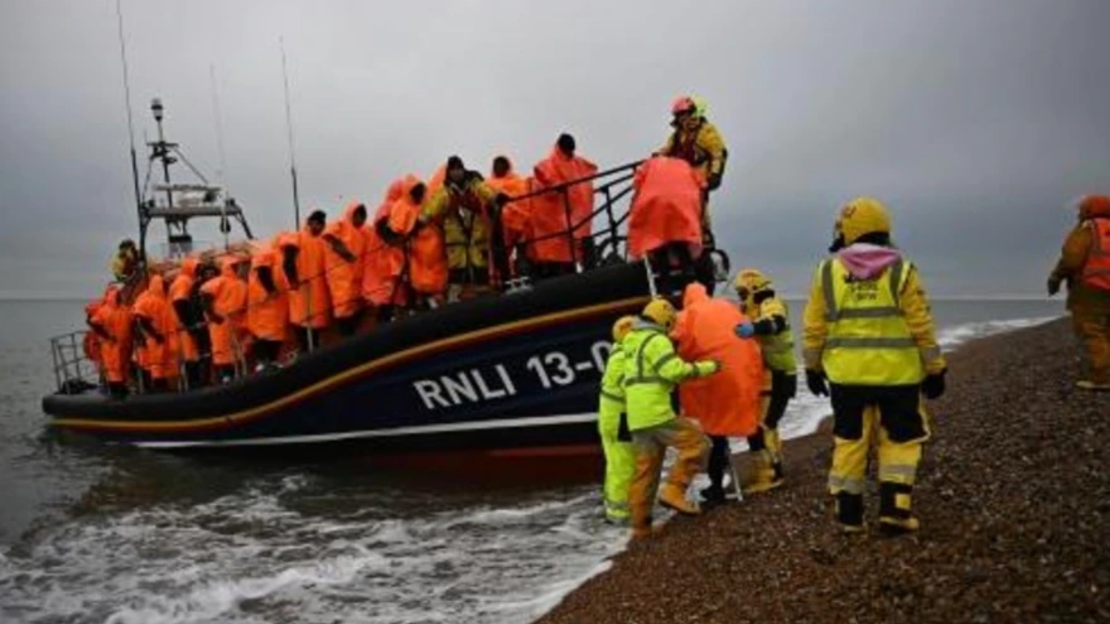 رجال إنقاذ بريطانيون يرافقون مهاجرين في 09 ديسمبر 2022