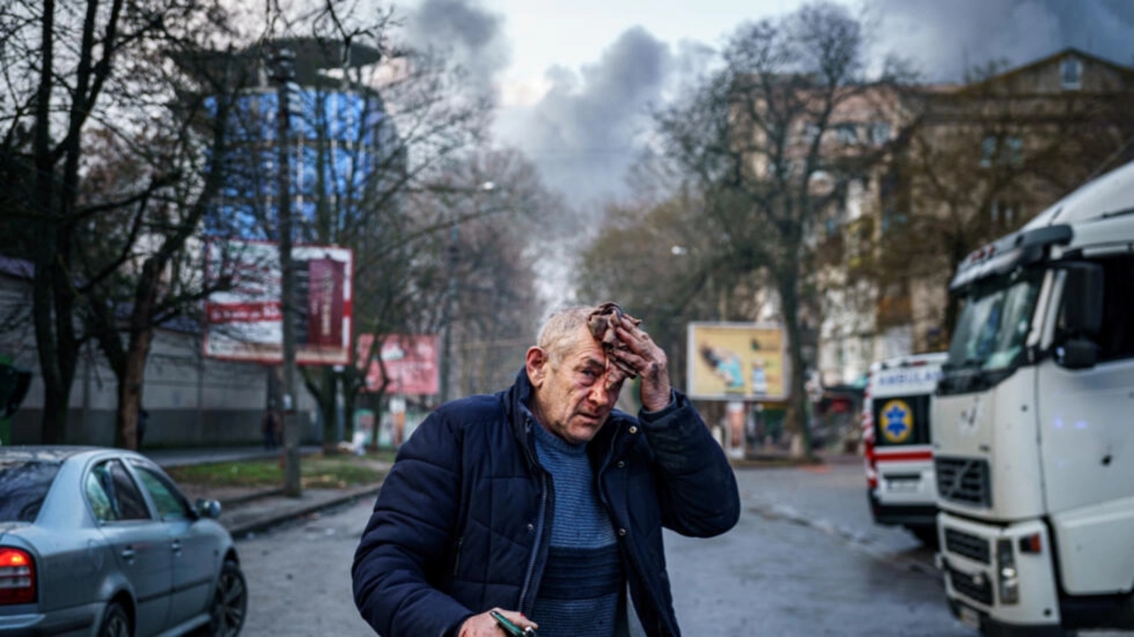 جريح يقف في أحد الشوارع بعد قصف روسي لمدينة خيرسون الأوكرانية في 24 ديسمبر 2022