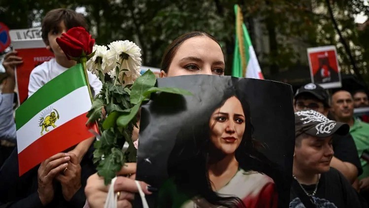 أفراد الجالية الإيرانية الذين يعيشون في رومانيا يشاركون في مظاهرة بالقرب من السفارة الإيرانية في رومانيا في بوخارست