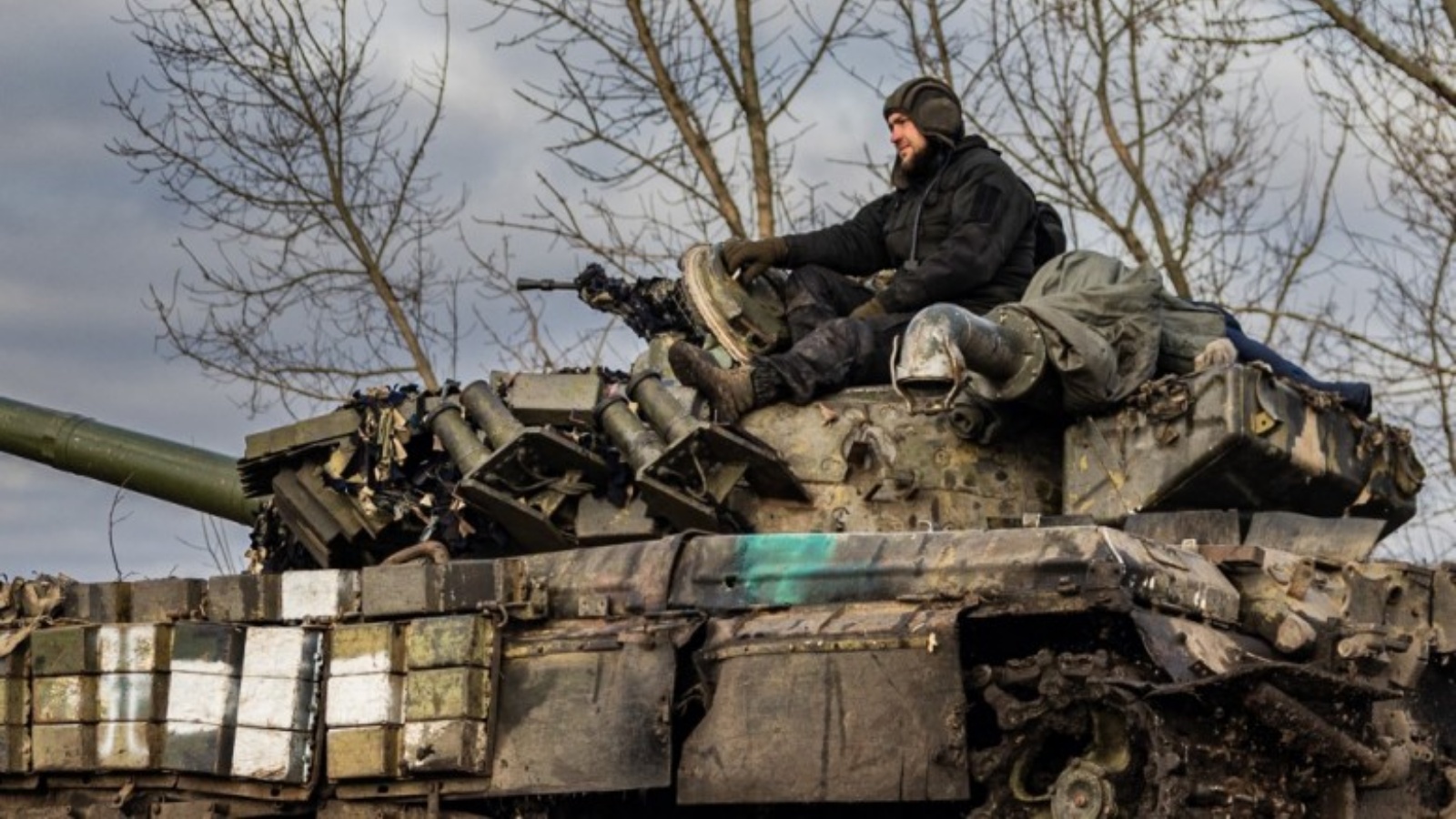جندي على آلية عسكرية في أوكرانيا