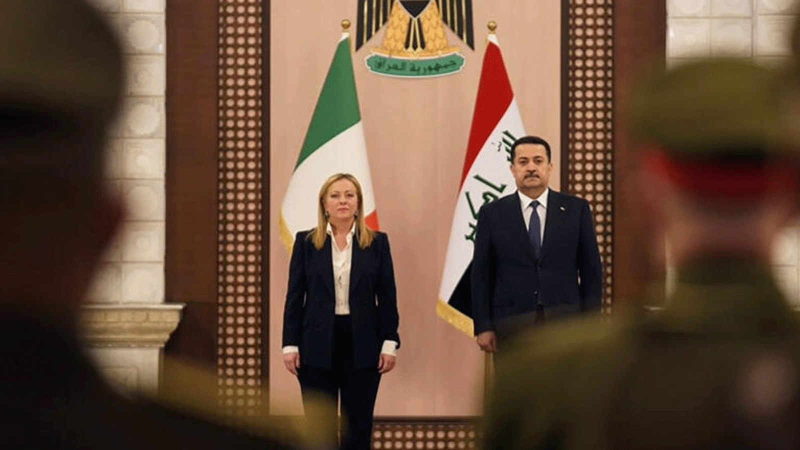رئيس الوزراء العراقي محمد شياع السوداني يستعرض حرس الشرف مع نظيرته الإيطالية جيورجيا ميلوني خلال زيارتها لبغداد 