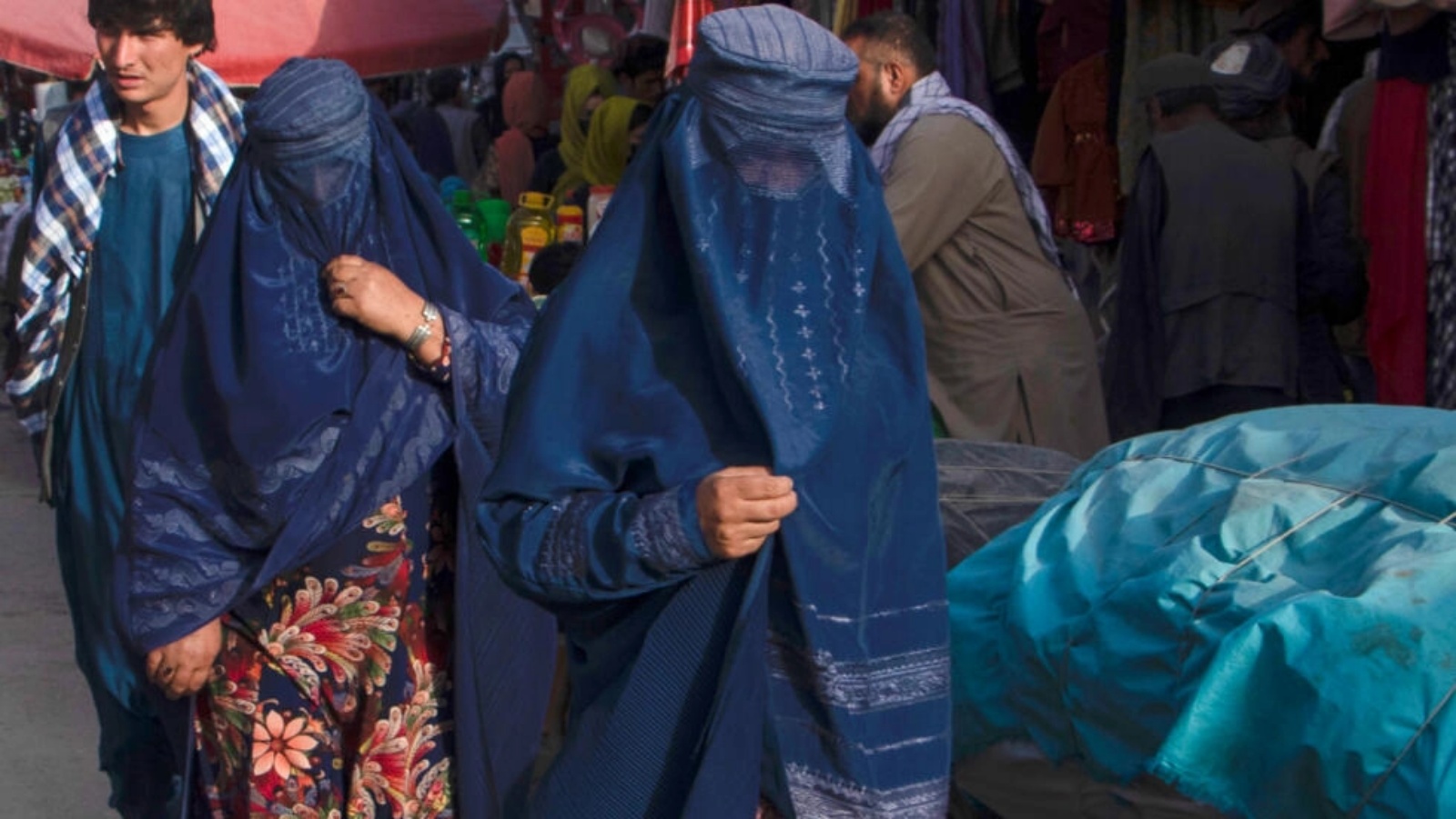 نساء أفغانيات في سوق فيزاباد في 2 أكتوبر 2022 