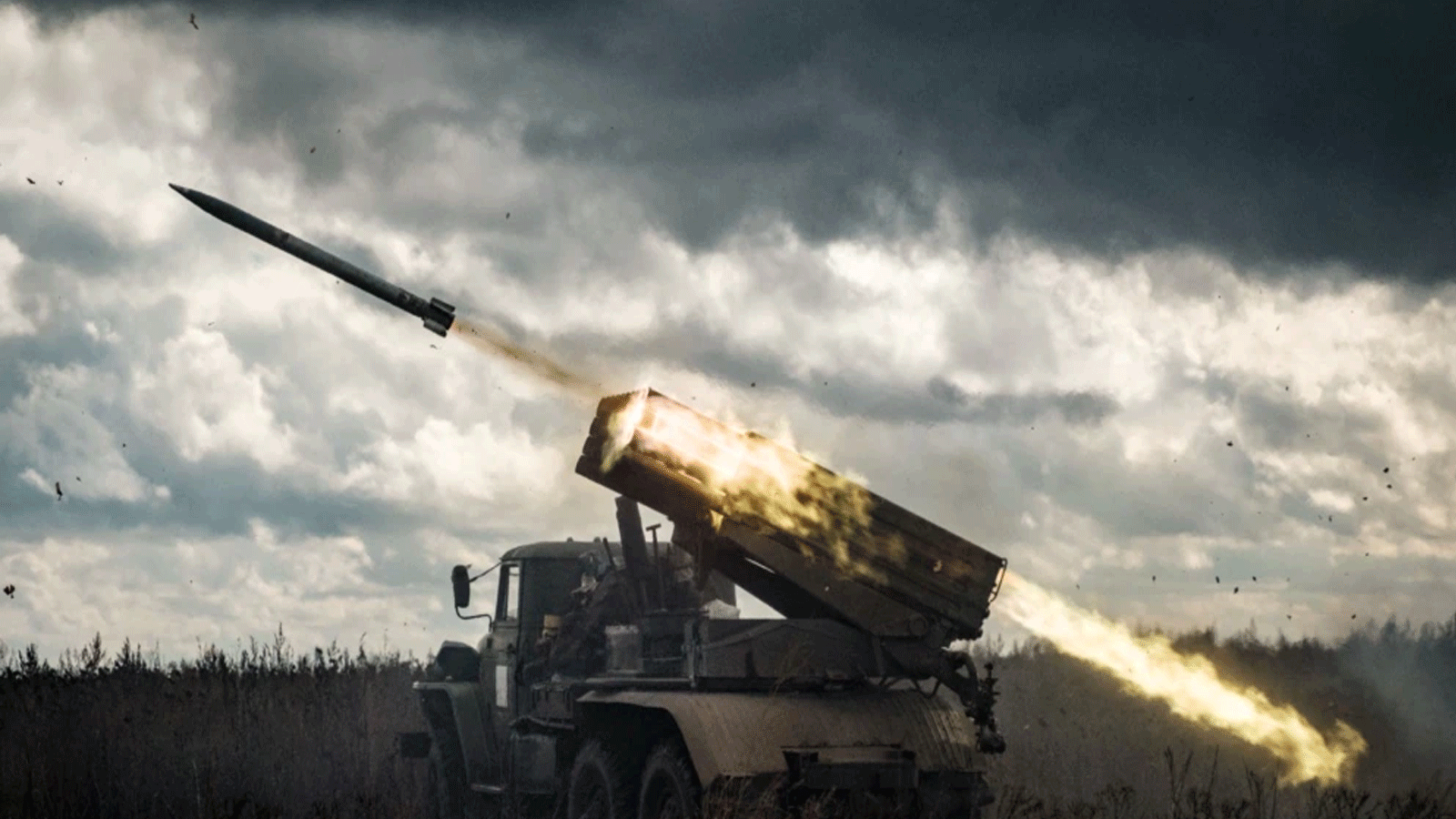 قاذفة صواريخ متعددة من طراز BM-21 تطلق على مواقع روسية في منطقة خاركيف ، أوكرانيا.