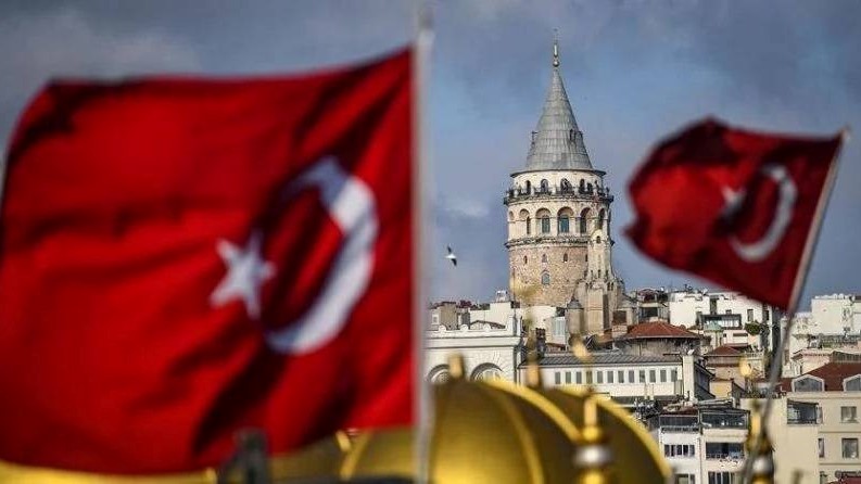 الأعلام التركية فوق برج غلطة في اسطنبول، تركيا