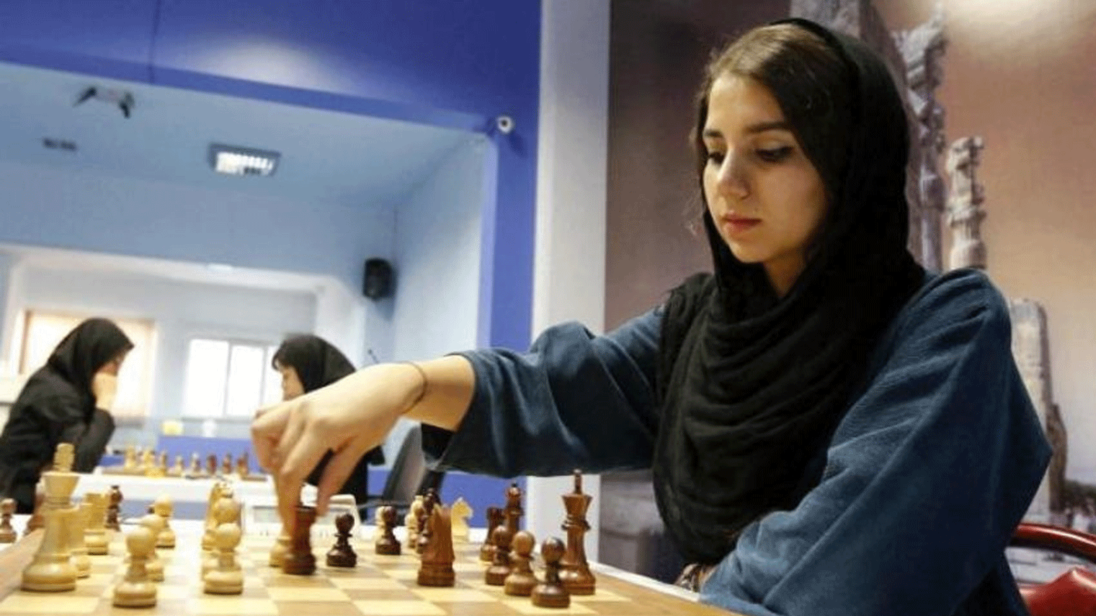  صورة أرشيفية لسارة خادم الشريعة خلال مشاركتها في مسابقة شطرنج في طهران عام 2016.