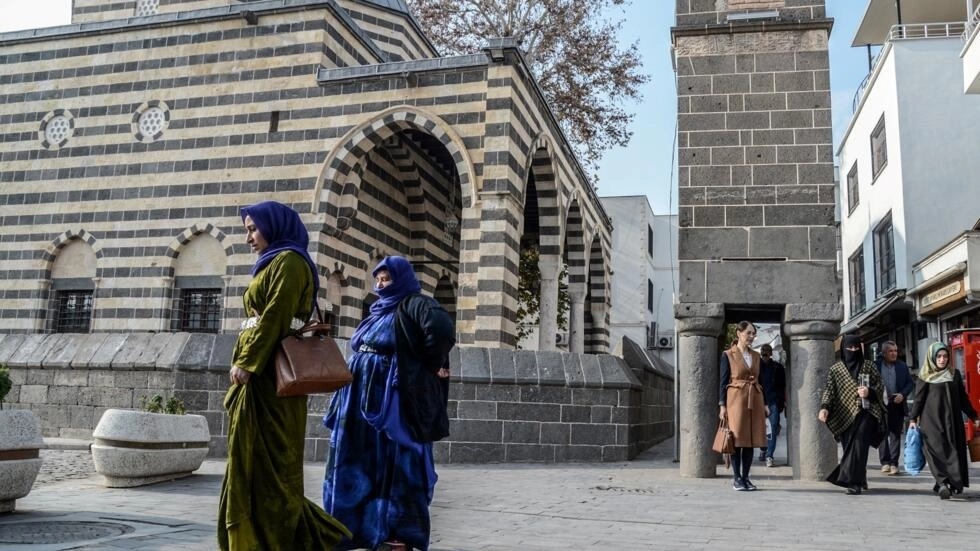 مشاة أمام المسجد التاريخي في ديار بكر في 23 ديسمبر 2022