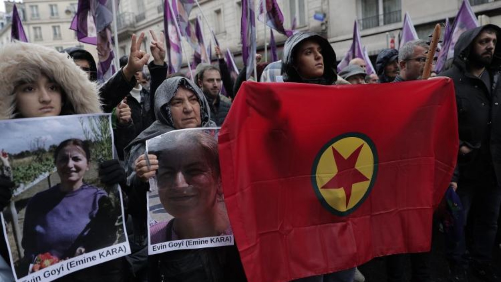 متظاهرون يحملون أعلام حزب العمال الكردستاني الذي تصنّفه تركيا وحلفاؤها الغربيون منظمة 