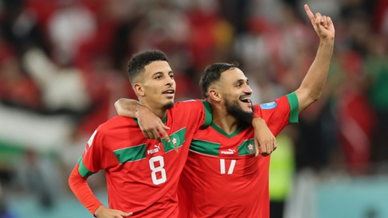 نجما المنتخب المغربي وفريق أنجيه الفرنسي سفيان بوفال (يمين) وعز الدين أوناحي يحتفلان بالتأهل إلى نصف نهائي مونديال قطر في العاشر من ديسمبر 2022.