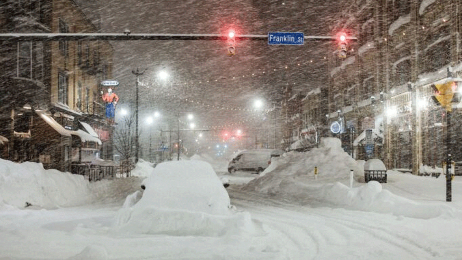 مركبات مهجورة وسط تساقط الثلوج بغزارة في وسط مدينة بوفالو، نيويورك، في 26 كانون الأول\ديسمبر 2022 