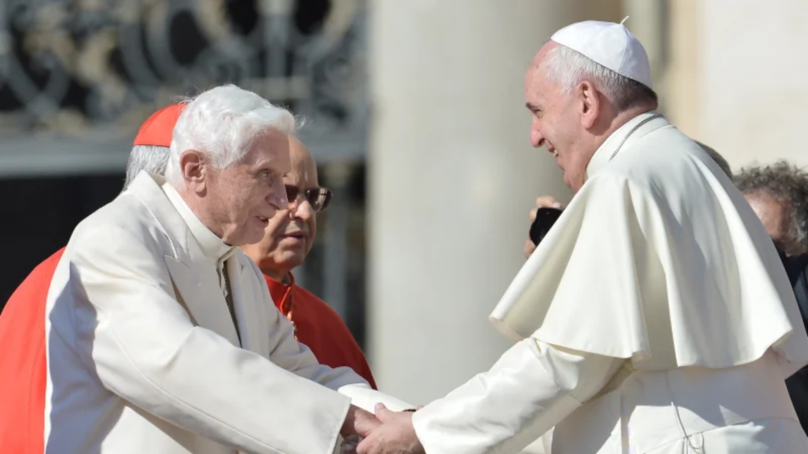 البابا الفخري بنديكتوس السادس عشر يتحدث مع البابا فرانسيس خلال قداس بابوي للمسنين في ساحة القديس بطرس في 28 سبتمبر 2014