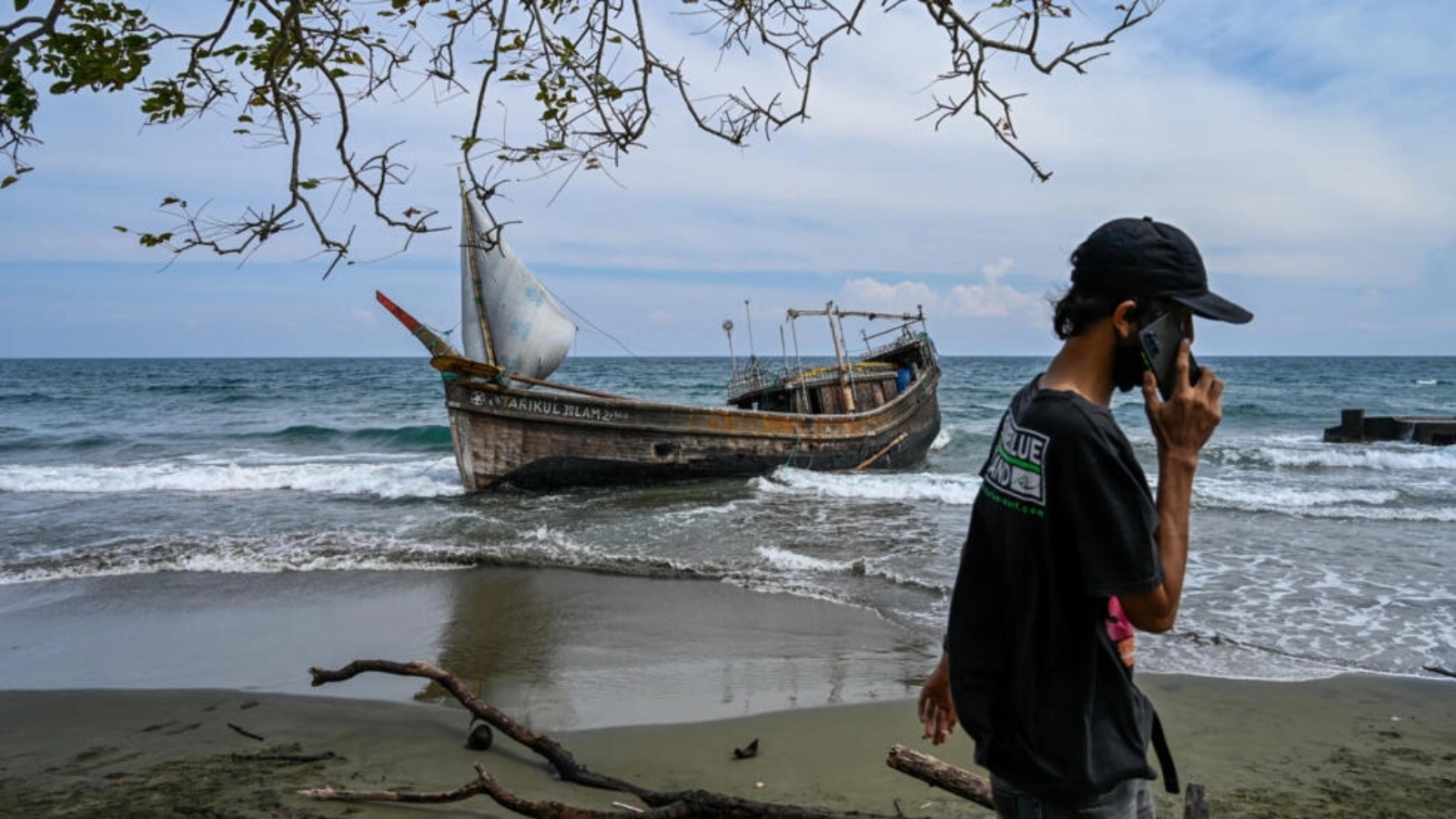 صورة القارب الذي كان ينقل لاجئين من الروهينغا بعد وصولهم إلى شاطئ في مقاطعة أتشيه الإندونيسية في 25 ديسمبر 2022 