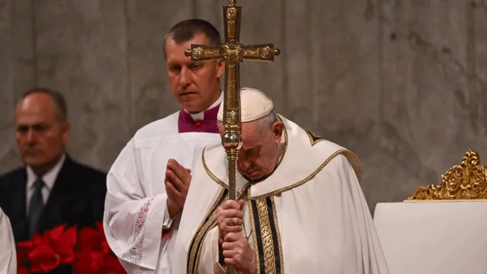 البابا فرانسيس يحني رأسه خلال قداس عشية عيد الميلاد في كاتدرائية القديس بطرس بالفاتيكان في روما ليلة السبت 24 ديسمبر\ كانون الأول 2022