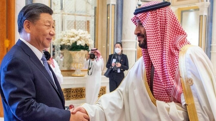 تظهر هذه الصورة الصادرة عن وكالة الأنباء السعودية ولي عهد السعودي محمد بن سلمان (يمين) يصافح الرئيس الصيني شي جين بينغ خلال القمة الصينية العربية في العاصمة السعودية الرياض، 9 ديسمبر 2022