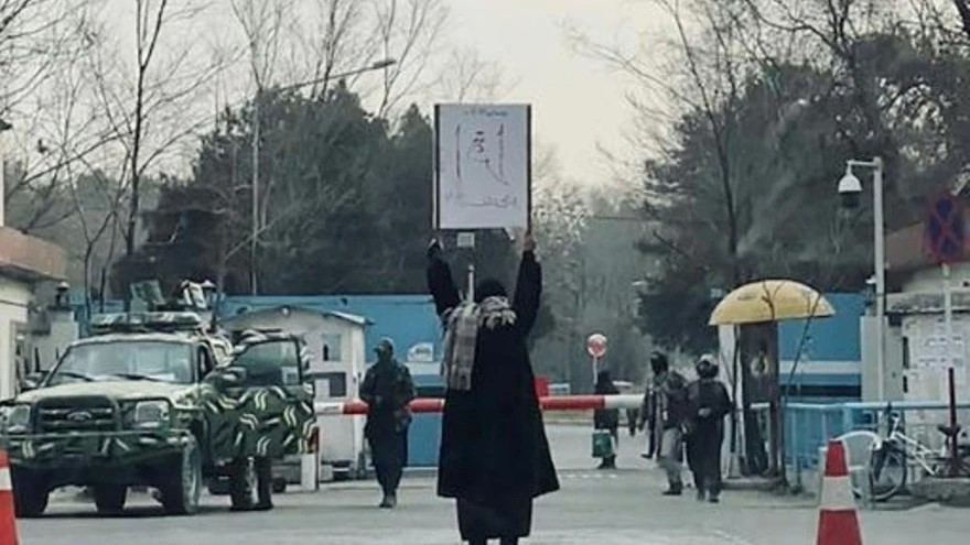  احتجاجًا على الحظر المفروض على التعليم الجامعي للنساء رفعت الطالبة الأفغانية مروة ورقة كُتب عليه 