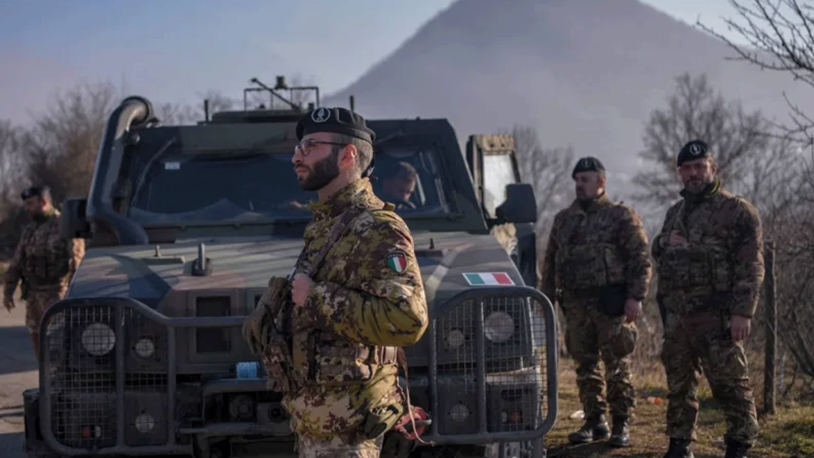 جنود إيطاليون يخدمون في بعثة حفظ سلام دولية يقودها الناتو في كوسوفو بالقرب من طريق يحاصره الصرب بالشاحنات في قرية روداري بالقرب من بلدة زفيكان في 26 كانون الأول\ديسمبر 2022