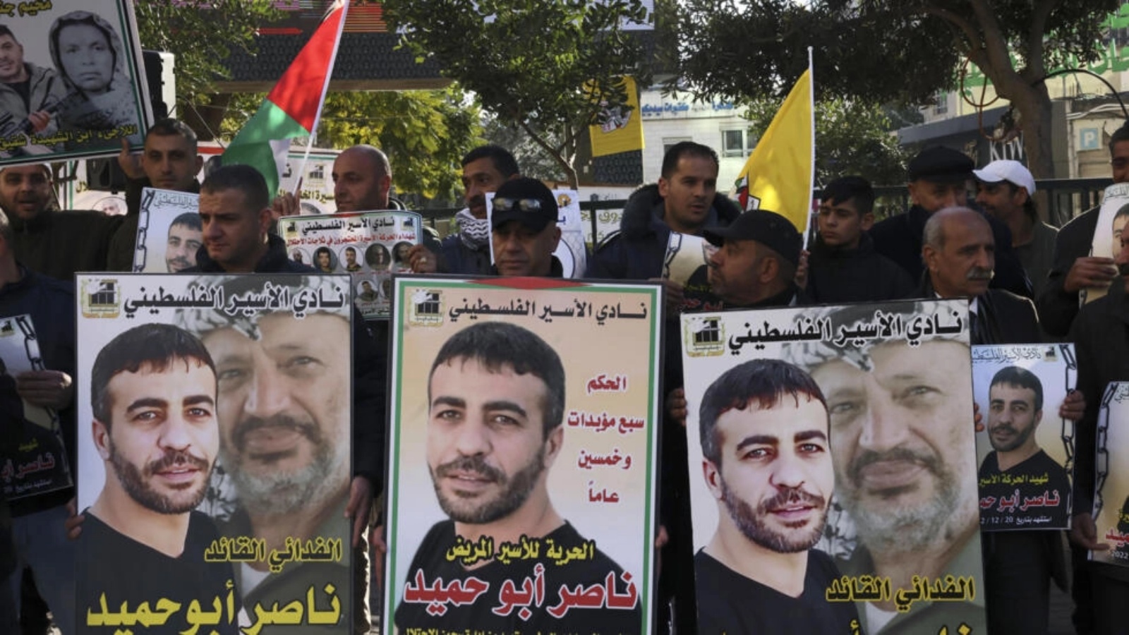 معتصمون فلسطينيون وسط مدينة الخليل في الضفة الغربية المحتلة في 27 كانون الثاني/ديسمبر 2022 مطالبين باسترداد جثامين الفلسطينيين التي تحتجزها إسرائيل