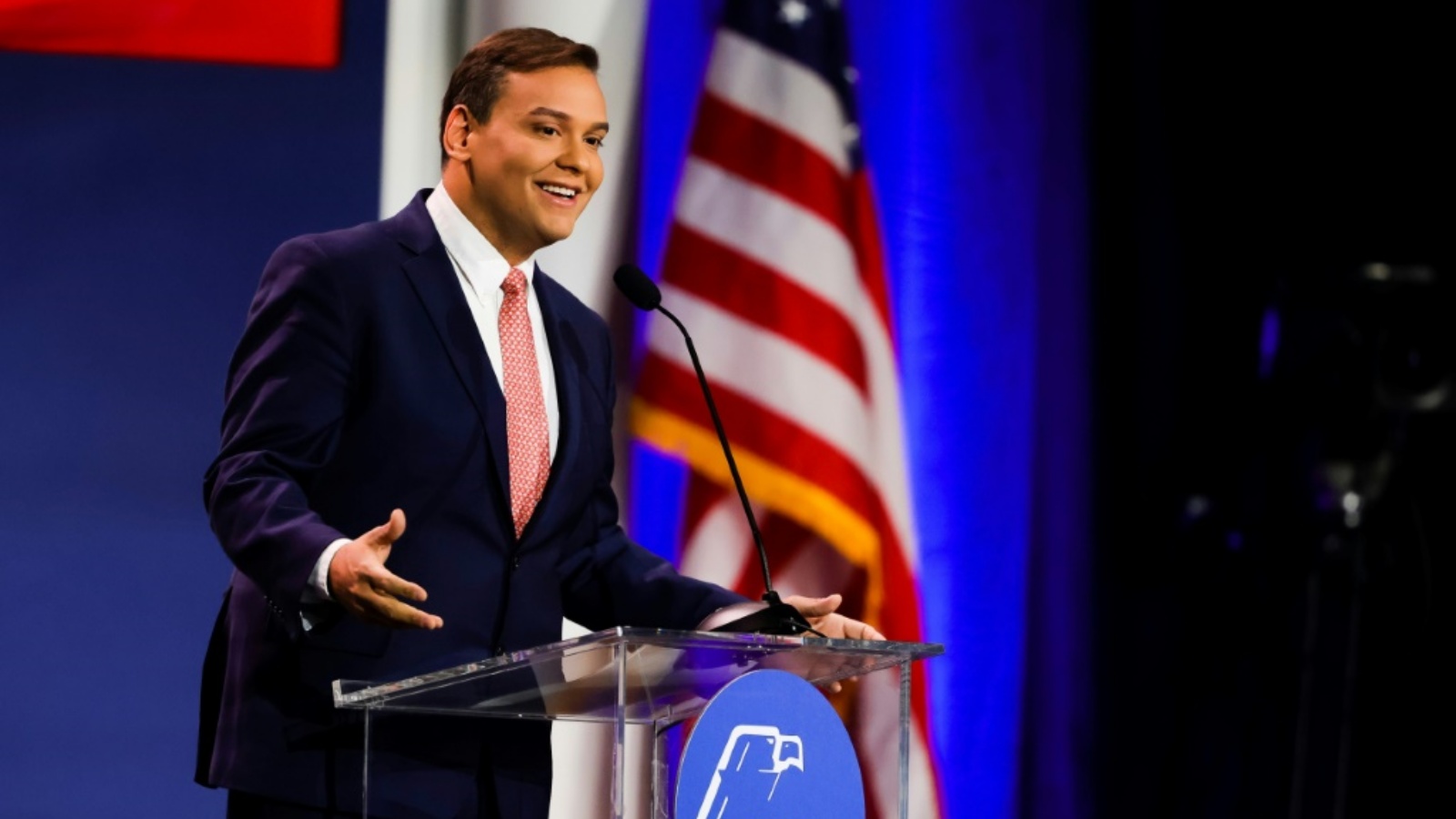 يواجه عضو الكونغرس الجمهوري المنتخب جورج سانتوس دعوات للتنحي بسبب مزاعم بتزوير سيرته الذاتية 