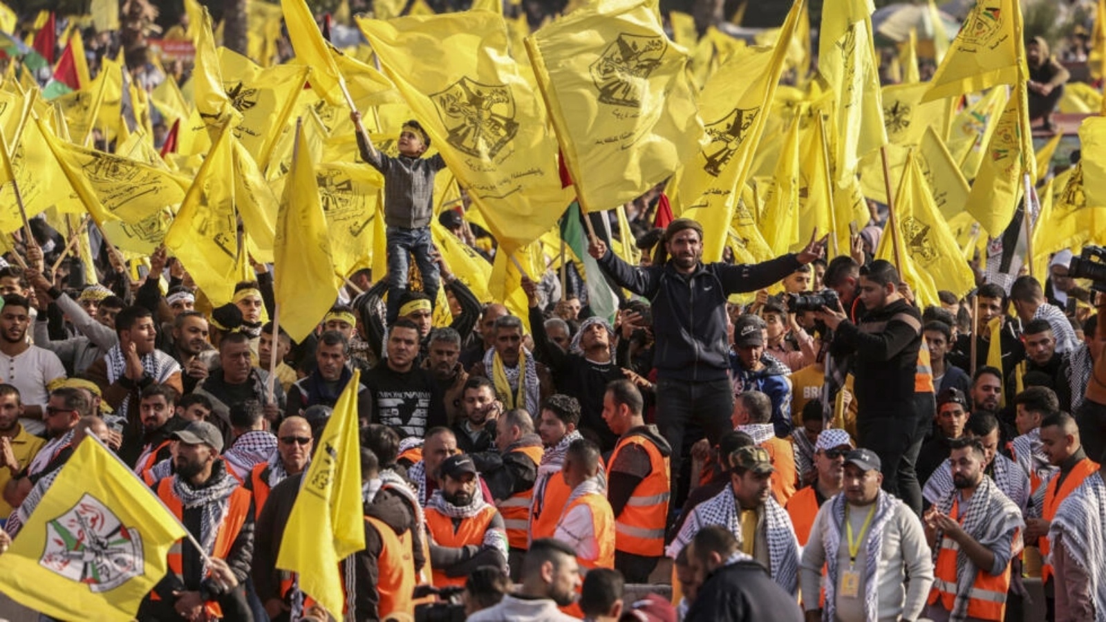 فلسطينيون يرفعون اعلاما خلال مهرجان في ذكرى تأسيس حركة فتح في مدينة غزة في 31 ديسمبر 2022 