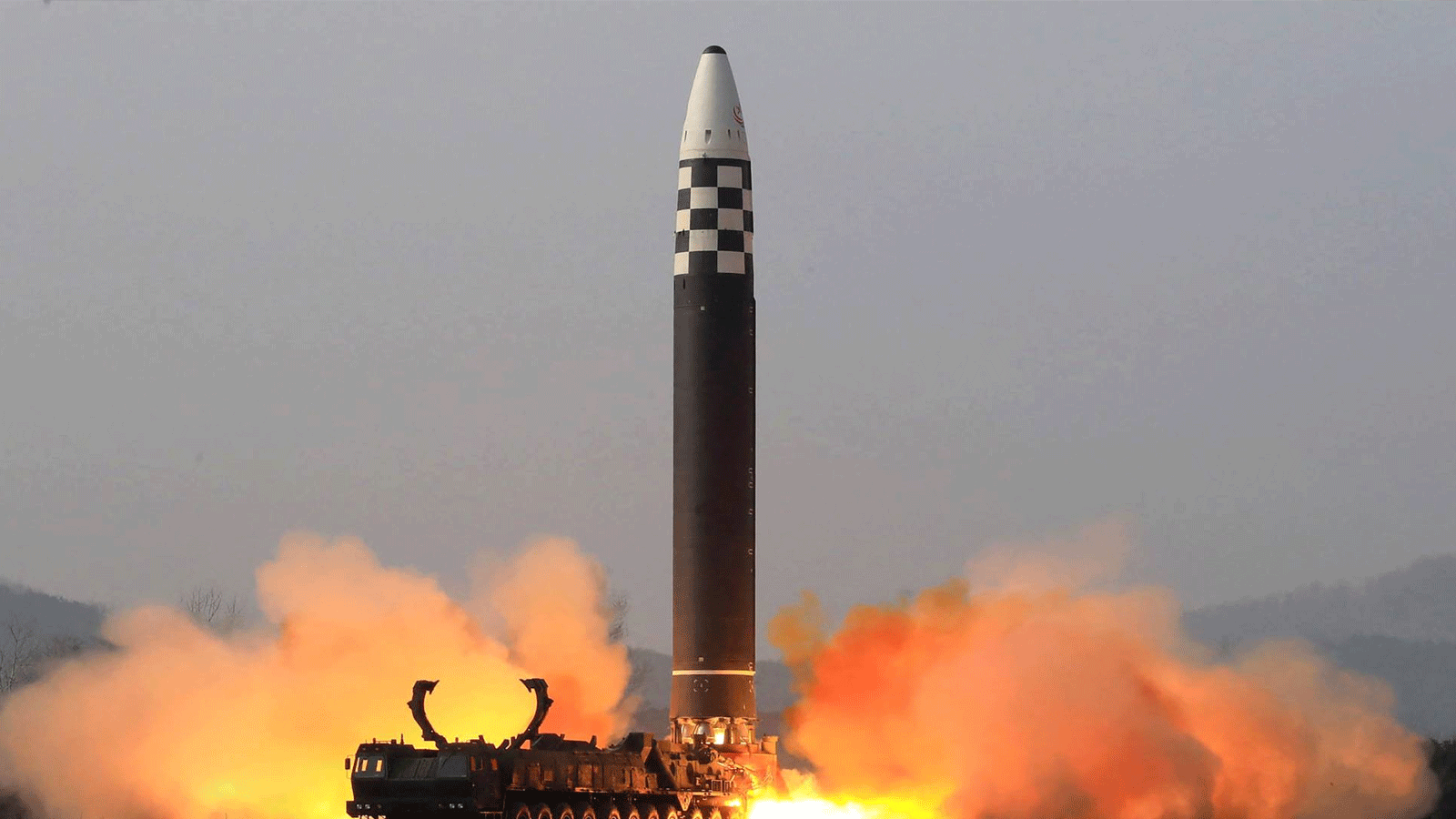 صورة التُقِطَت في 24 آذار\مارس 2022 وتم نشرها من قبل وكالة الأنباء المركزية الكورية الرسمية في كوريا الشمالية (KCNA) في 25 آذار\مارس 2022، للاختبار التجريبي لنوع جديد من الصواريخ الباليستية العابرة للقارات (ICBM)، وهو صاروخ هواسونغفو- 17 في موقع لم يكشف عنه في كوريا الشمالية.