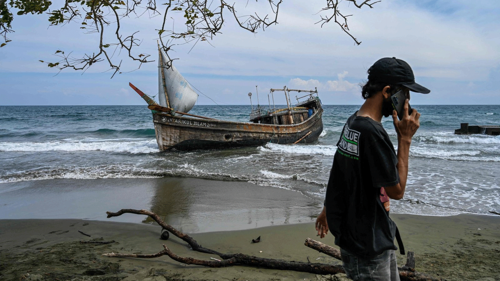 قاربٌ يُستخدَم لنقل لاجئين من الروهينغا على شاطئ في كرينغ رايا، باندا آتشيه، إندونيسيا. 25 كانون الأول\ديسمبر 2022