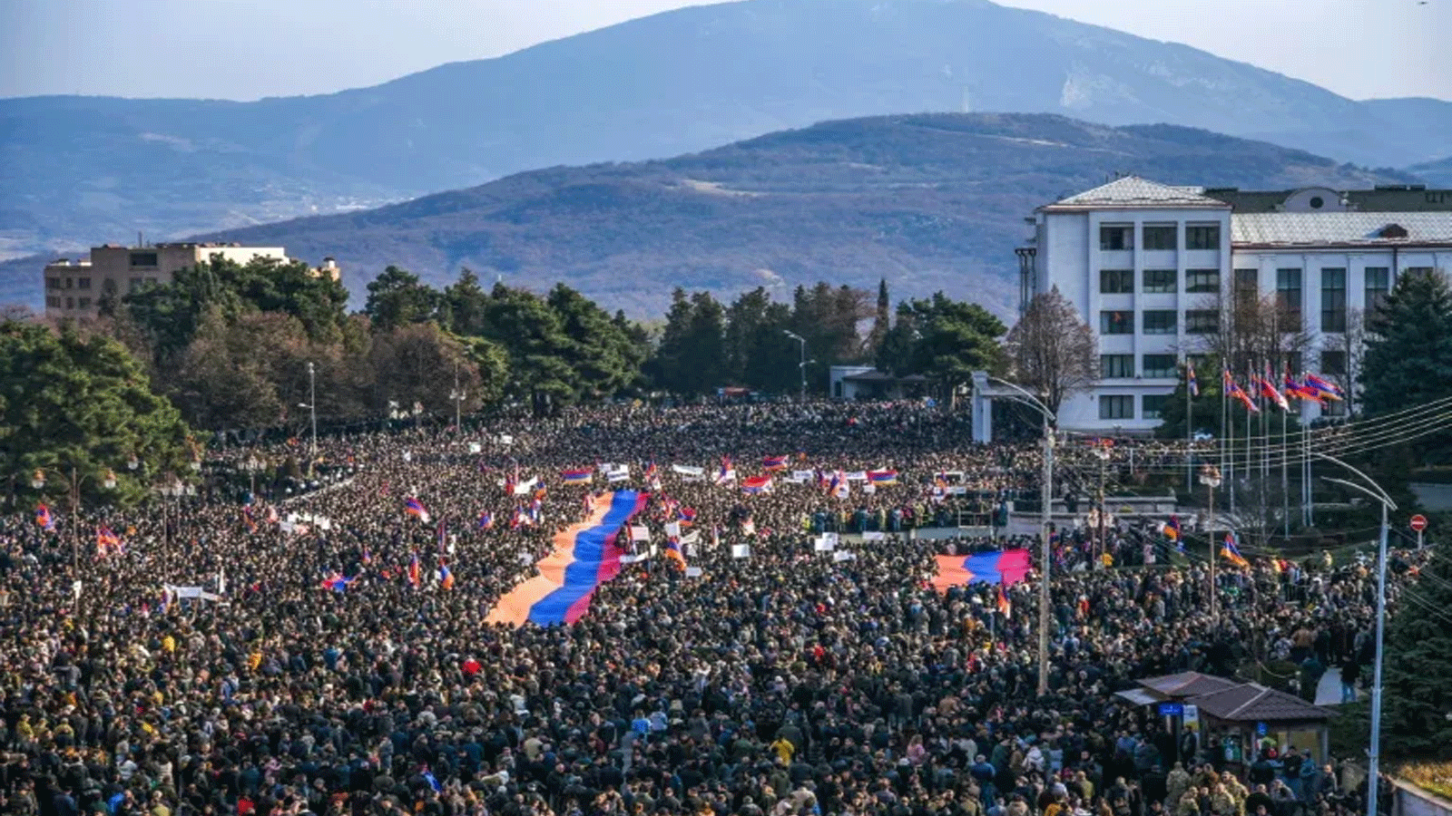 الآلاف يحتشدون، في أذربيجان\ ستيباناكيرت، كبرى مدن إقليم ناغورنو كاراباخ، للاحتجاج على حصار الممر البري الوحيد لأرمينيا