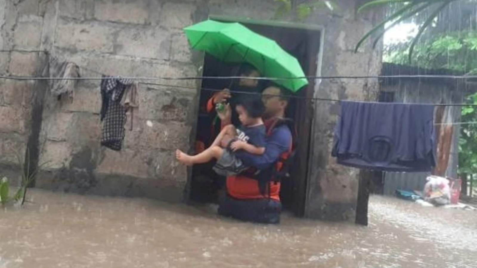 صورة موزعة التفطت بتاريخ 25 ديسمبر 2022 وتم تلقيها في 26 ديسمبر من خفر السواحل الفيليبيني تظهر عناصر إنقاذ أثناء إجلائهم طفلاً من منطقة تشهد فيضانات في ميساميس أوكسيدنتال