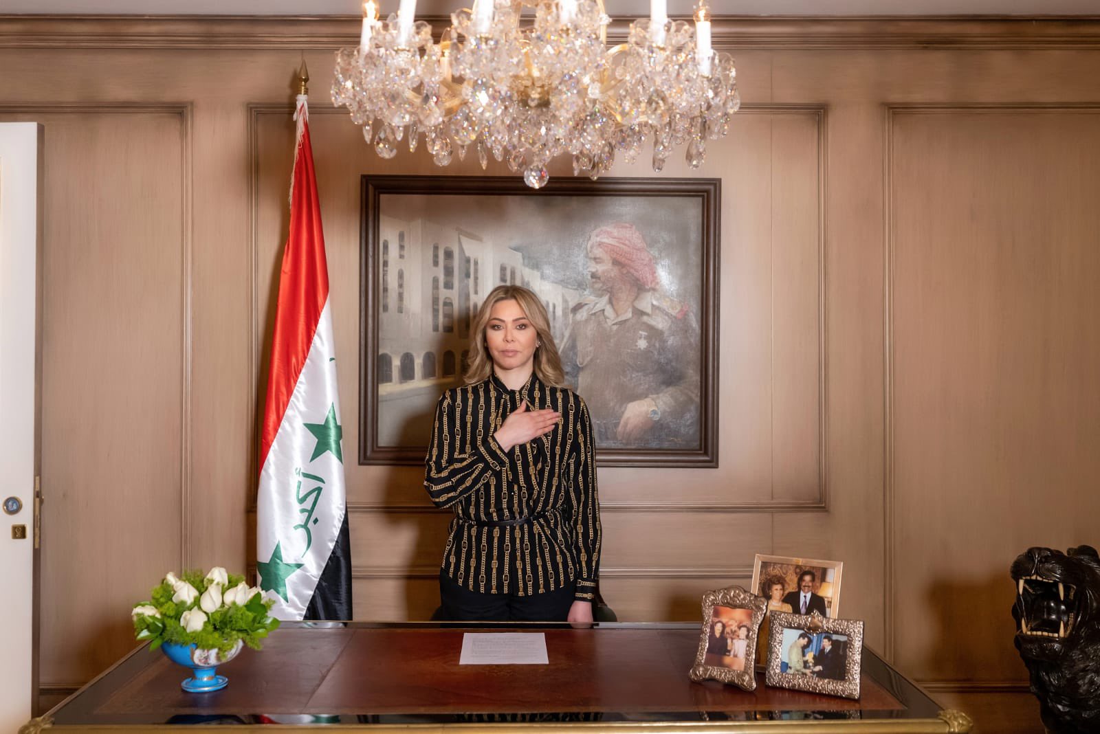 رغد إبنة الرئيس العراقي الأسبق صدام حسين تقف الأربعاء 28 كانون الأول\ ديسمبر 2022 دقيقة حداد على روح والدها مع قرب حلول الذكرى 16 لإعدامه في 30 كانون الأول\ ديسمبر عام 2006 (تويتر)