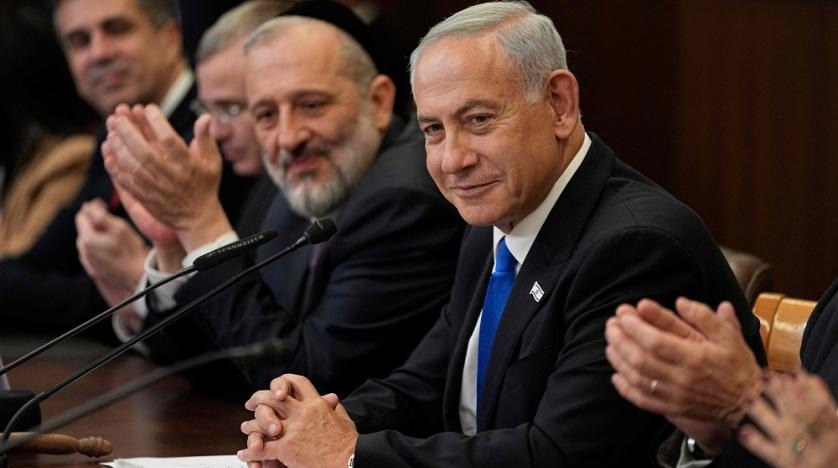 رئيس الوزراء الإسرائيلي بنيامين نتنياهو (يمين) الذي أدى اليمين الدستورية يترأس أول اجتماع لمجلس الوزراء لحكومته الجديدة في القدس، في 29 ديسمبر 2022