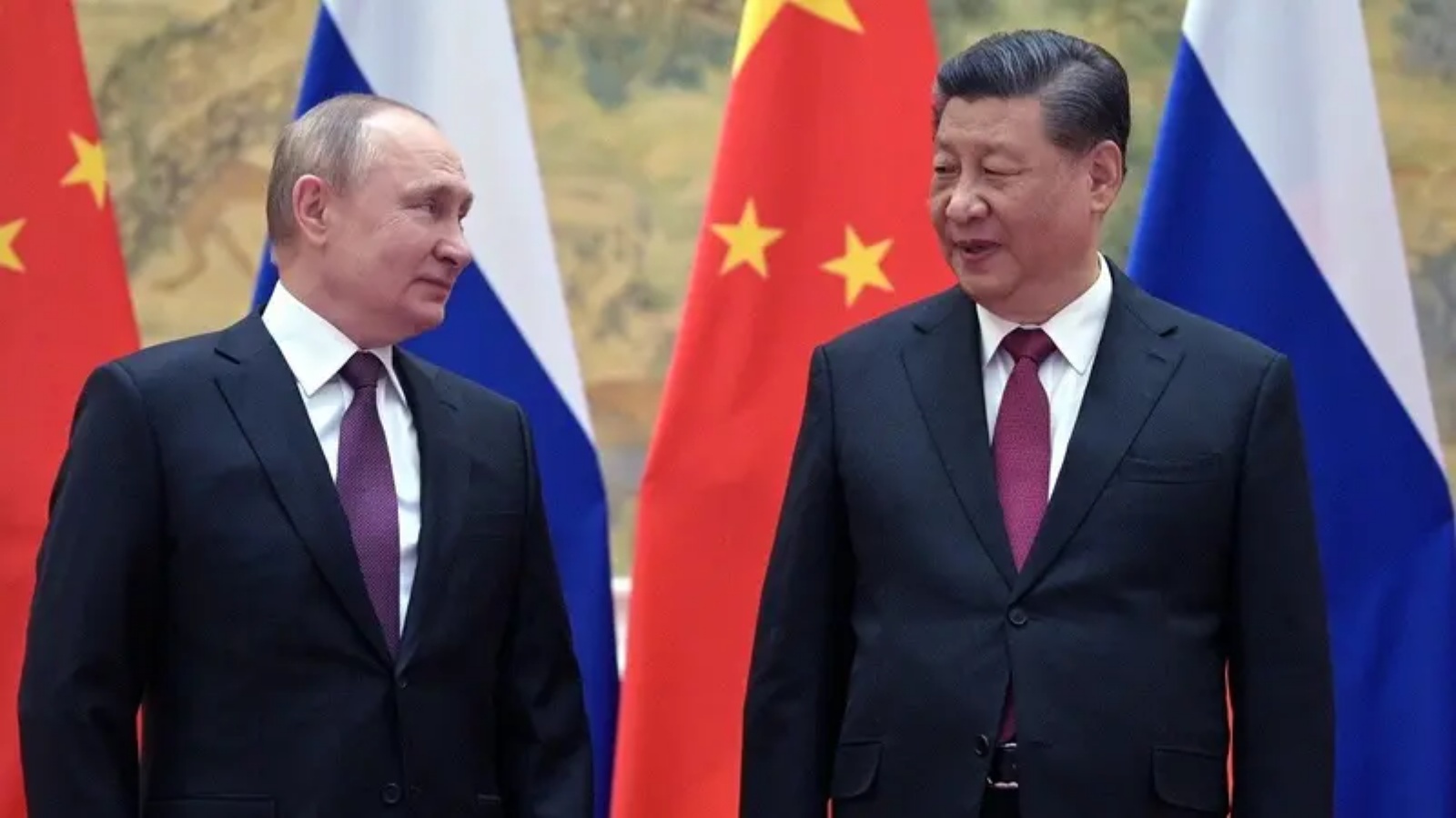 الرئيس الروسي فلاديمير بوتين (إلى اليسار) والرئيس الصيني شي جينبينغ في صورة أثناء لقائهما في بكين، 4 فبراير 2022.