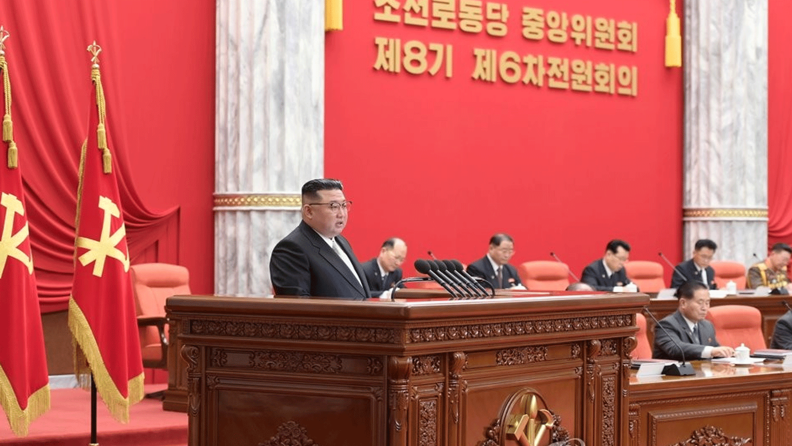 الزعيم الكوري كيم جونغ-أون يتحدث في كوريا الشمالية خلال الاجتماع الرئيسي للحزب الحاكم