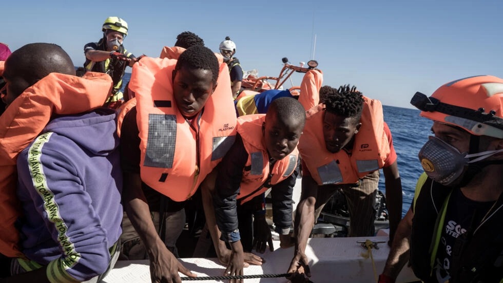 مهاجرون يستعدون للصعود على متن سفينة لأوشن فايكينغ تبحر في المياه الدولية قبالة ليبيا بعدما أنقذتهم منظمة 
