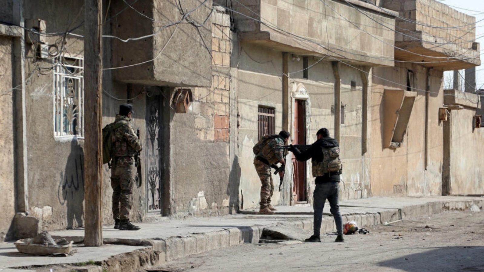 انتشار قوات الأمن الكردية في مدينة الحسكة شمال سوريا في 22 يناير 2022 وسط قتال مستمر لليوم الثالث مع تنظيم الدولة الإسلامية.