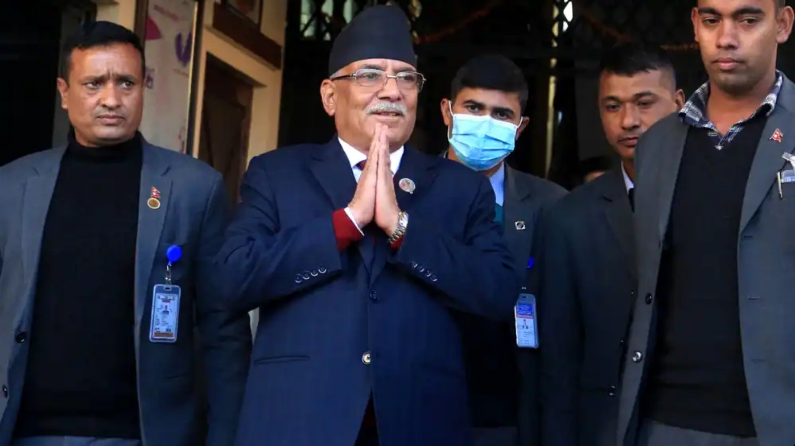 زعيم العصابات النيبالية السابق بوشبا كمال داهال، المعروف باسم براشاندا ، ترك مكتب الرئيس للمطالبة بالأغلبية لتعيينه رئيسًا للوزراء الجديد، في باكتابور على مشارف كاتماندو ، 25 ديسمبر 2022
