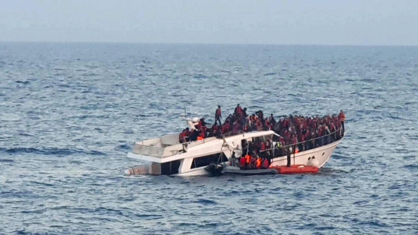 صورة وزعها الجيش اللبناني في 31 ديسمبر 2022 تظهر مركبا لمهاجرين يغرق في مياه المتوسط قبالة الساحل الشمالي للبنان خلال عملية انقاذ هؤلاء 