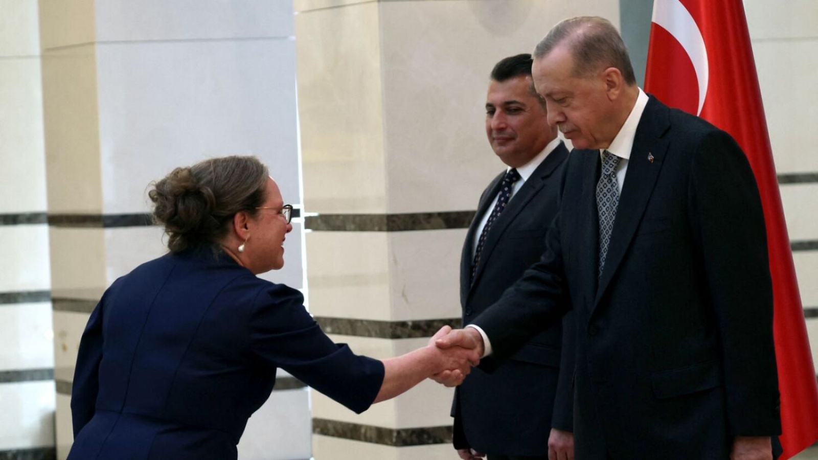 الرئيس التركي رجب طيب أردوغان (إلى اليمين) يصافح سفيرة إسرائيل في أنقرة إيريت ليليان (إلى اليسار) أثناء تسلمه خطاب الاعتماد، في المجمع الرئاسي في أنقرة يوم الثلاثاء 27 ديسمبر 2022
