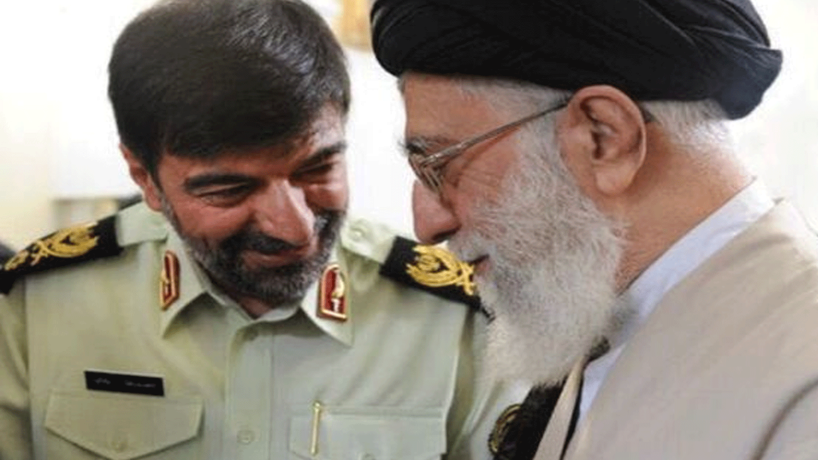 المرشد الأعلى الإيراني آية الله علي خامنئي مع قائد الشرطة الجديد (إعلام إيراني)