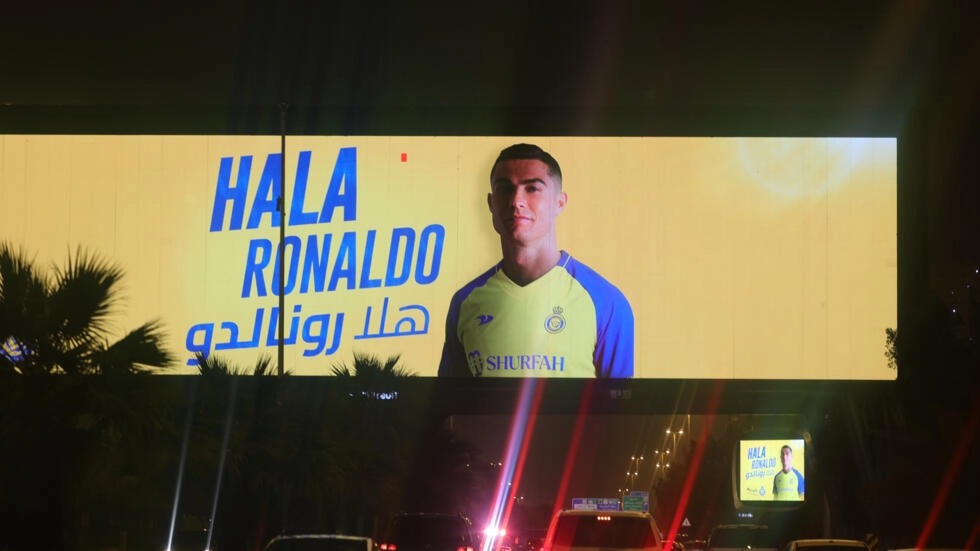 لافتة إعلانية تحمل صورة اللاعب البرتغالي كريستيانو رونالدو لاعب النصر السعودي الجديد في شارع الملك فهد الرئيسي في العاصمة الرياض في الساعات الأولى من 3 كانون الثاني/يناير 2023