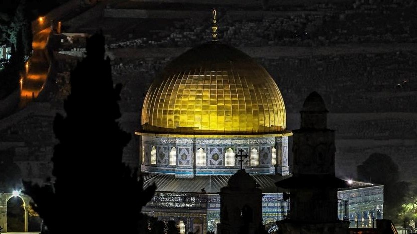 قبة الصخرة مضاءة في المسجد الأقصى في البلدة القديمة في القدس في 11 ديسمبر 2022