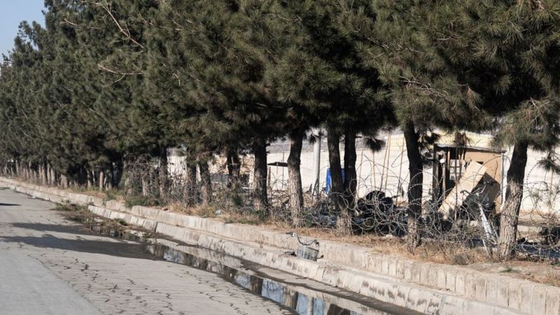 Getty Images صورة من موقع الانفجار بجوار مدخل مطار عسكري في كابول