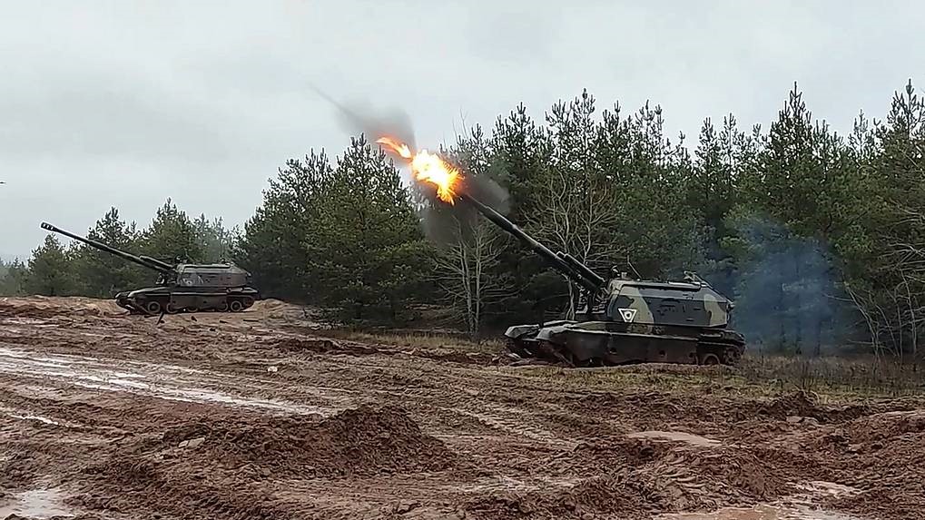 صورة نشرتها وكالة تاس الروسية الحكومية لمدافع روسية تقصف مناطق في أوكرانيا