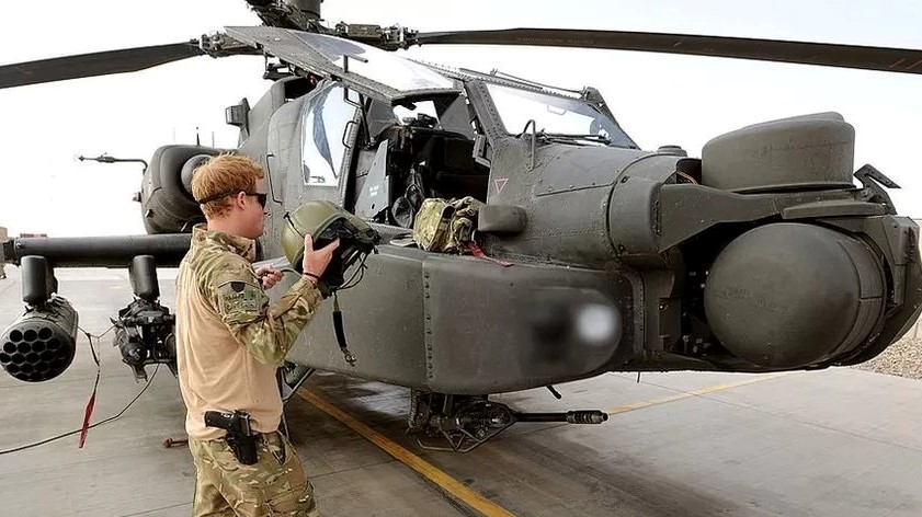 الأمير هاري يتجهز للصعود لطائرة هيليكوبتر خلال وجوده في افغانستان - أرشيف أ ف ب 