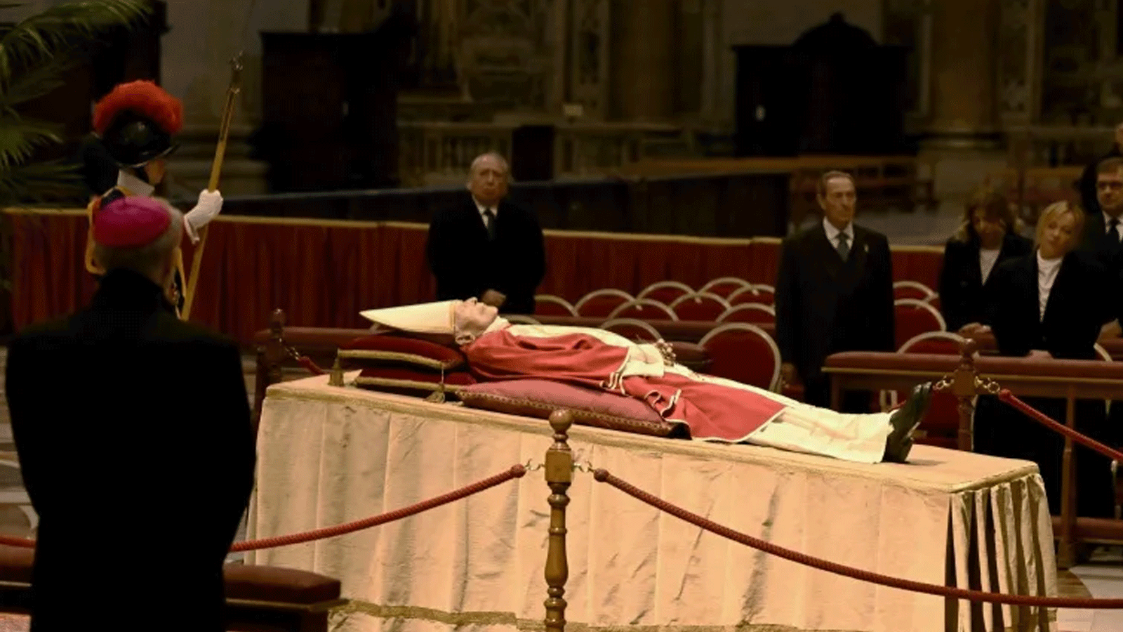 آلاف الكاثوليك يعربون عن احترامهم للبابا السابق بنديكتوس السادس عشر في الفاتيكان، حيث يسجّى جثمانه لثلاثة أيام في كنيسة القديس بطرس قبل جنازته.