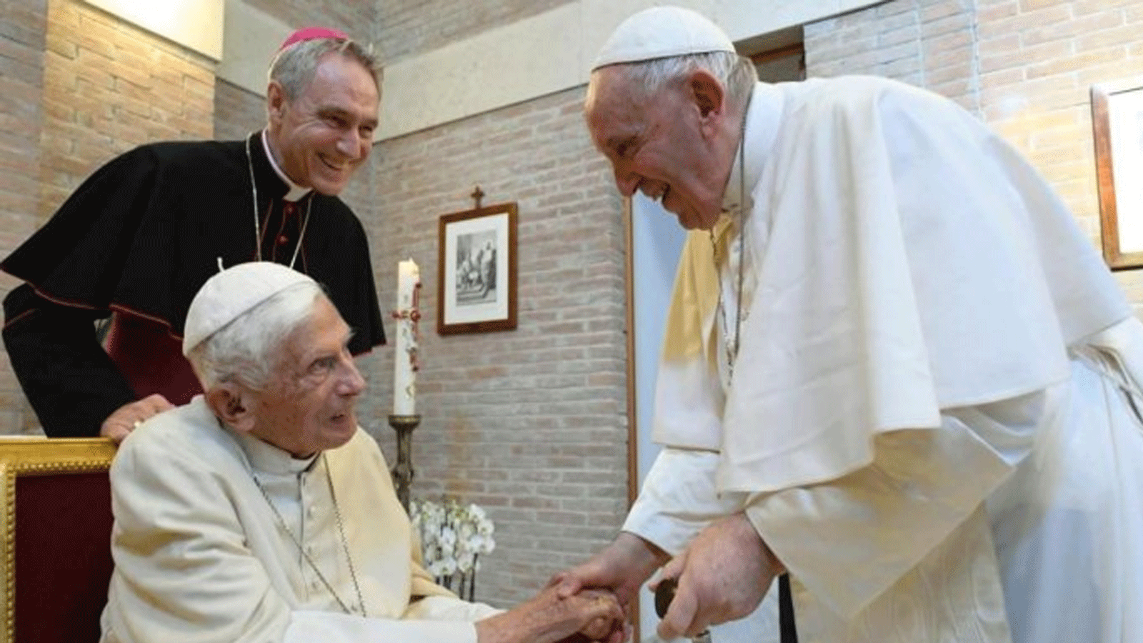 البابا فرانسيس (يمين) يحيي البابا الفخري بنديكتوس.