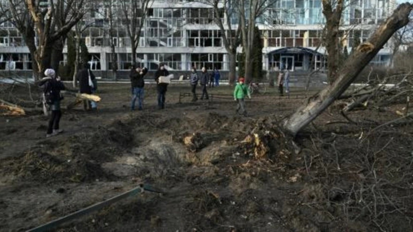  حفرة قرب مبنى تعليمي في كييف أحدثها القصف الصاروخي قبل يوم، في 1 يناير 2023